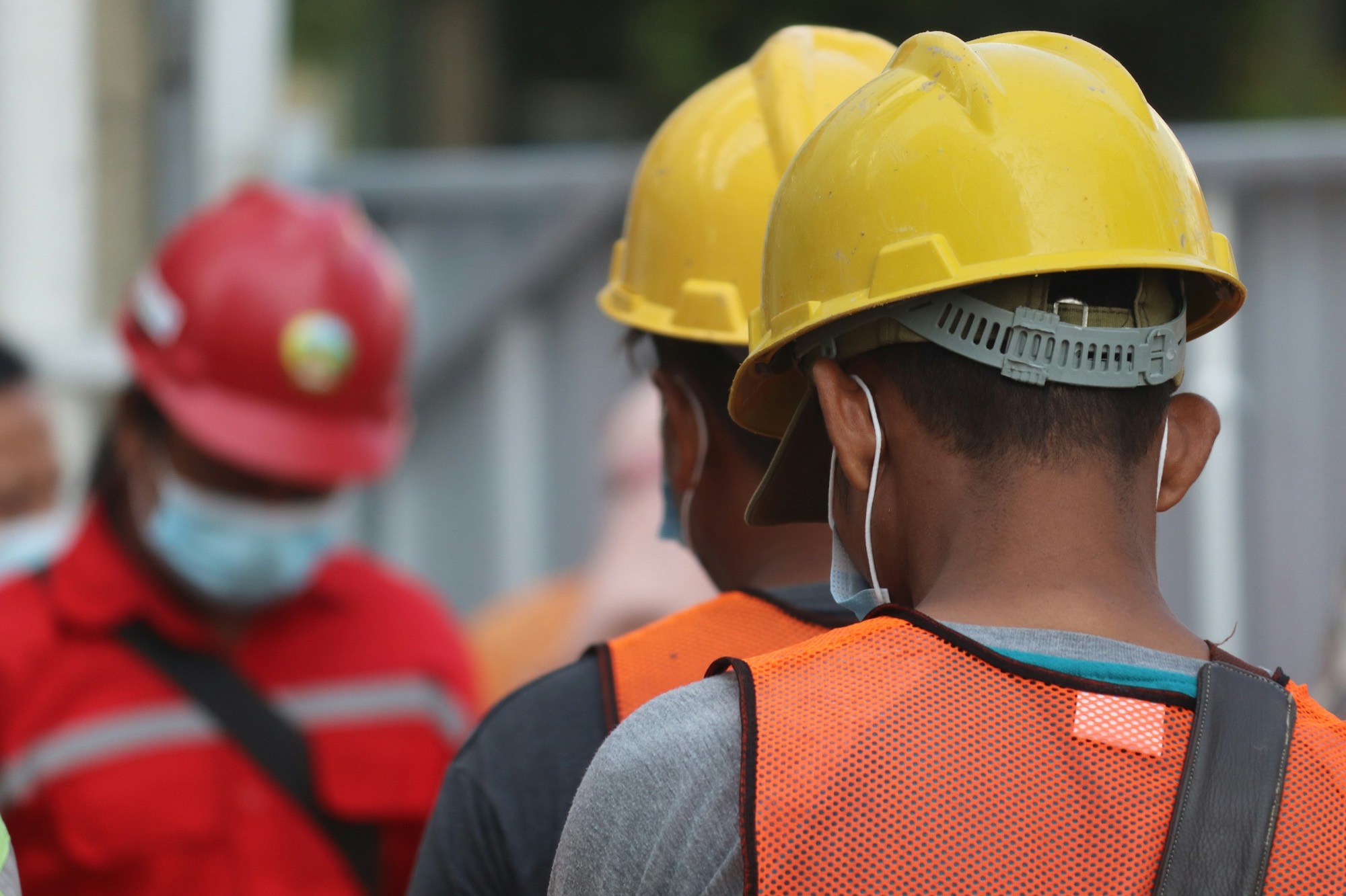 Operai edili con dispositivi di protezione individuale al lavoro